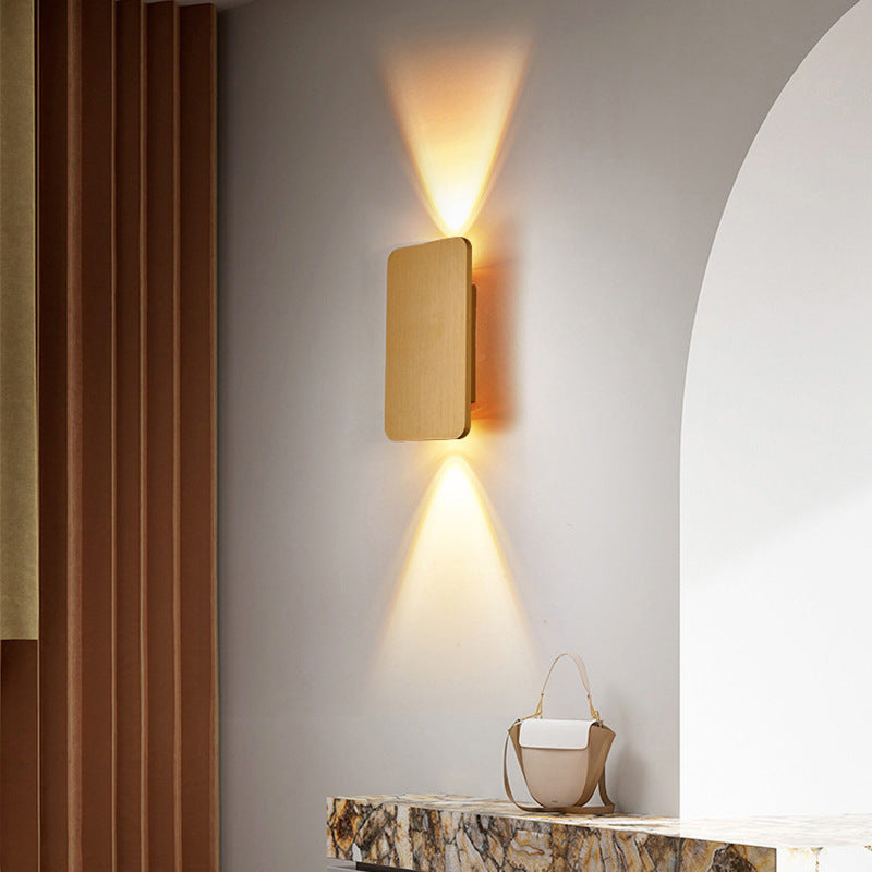 Applique murale carrée LED Luminaire Essenza, design minimaliste géométrique, s'allume dans un salon ou chambre, en 5 coloris.