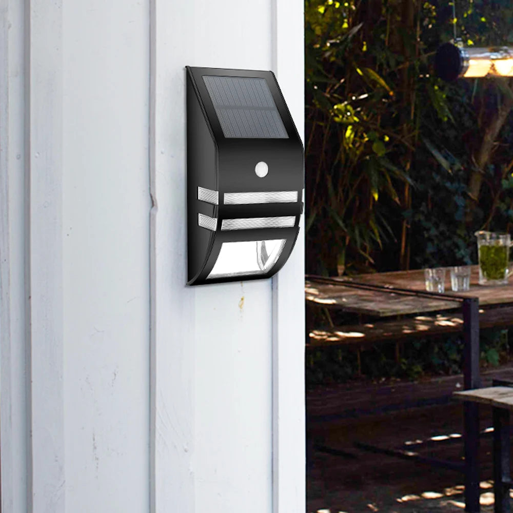 Applique murale solaire LED Luminaire Essenza avec détection de mouvement et design épuré, idéale pour l'éclairage extérieur.