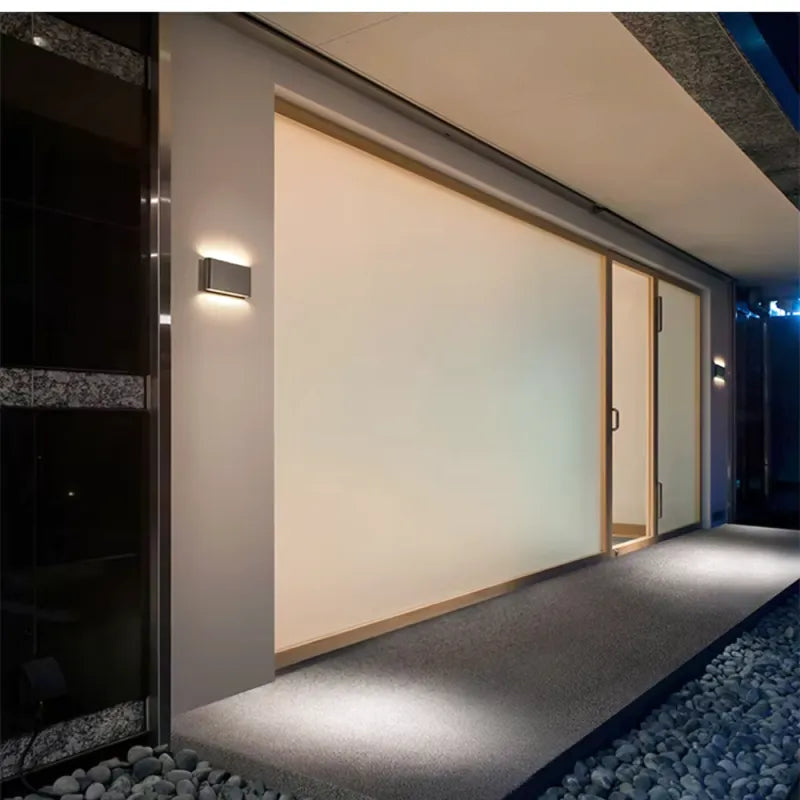 Applique murale extérieure LED étanche Luminaire Essenza, éclairage extérieur moderne avec finition résistante aux intempéries.
