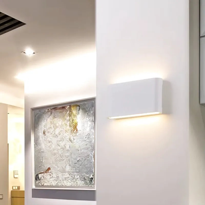 Applique murale extérieure LED étanche Luminaire Essenza, éclairage mural robuste pour l'extérieur, finition moderne.
