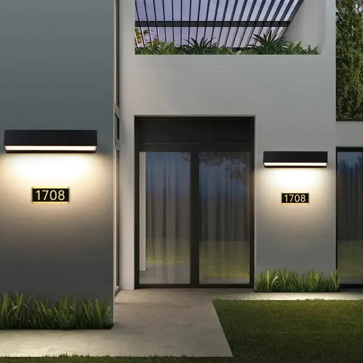 Applique murale extérieure LED rectangulaire Luminaire Essenza avec éclairage blanc chaud 3000K, design décoratif, longueur 50 cm.