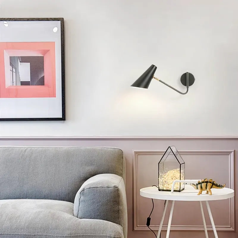 Applique murale à bras rétractable de style nordique moderne, luminaire Essenza, avec design épuré et flexible pour l’éclairage intérieur.
