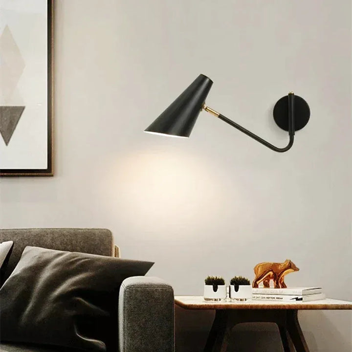 Applique murale à bras rétractable Luminaire Essenza, style nordique moderne, avec bras ajustable et design épuré.