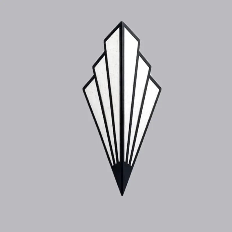 Applique murale au design épuré de couleur noire et blanche, éclairage chaud, par Luminaire Essenza.