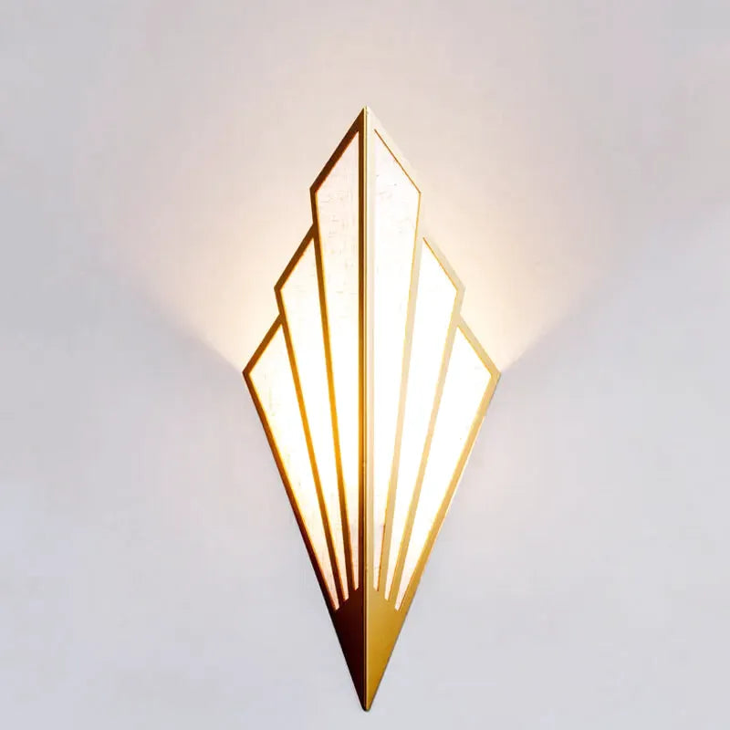 Applique murale au design épuré Luminaire Essenza avec finition or et blanc chaud, éclairage élégant et moderne.