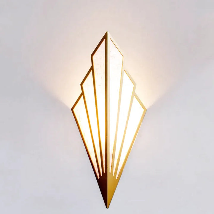 Applique murale au design épuré Luminaire Essenza avec finition or et blanc chaud, éclairage élégant et moderne.