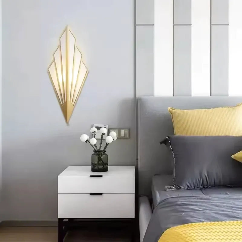 Applique murale Luminaire Essenza au design épuré, or blanc chaud, éclairage élégant pour intérieur moderne.