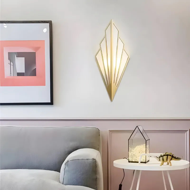 Applique murale Luminaire Essenza au design épuré en or et blanc chaud, éclairage moderne pour intérieur.