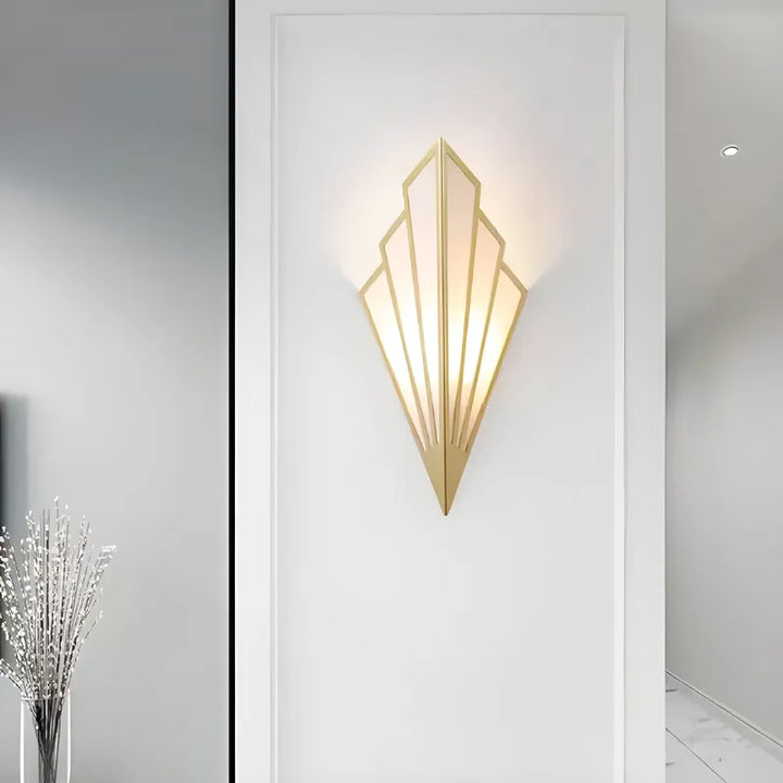 Applique murale Luminaire Essenza au design épuré en or et blanc chaud, éclairage moderne pour intérieur élégant.