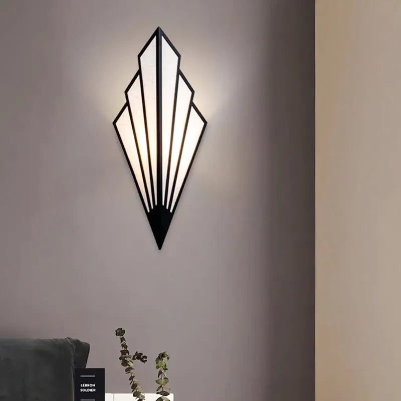 Applique murale Luminaire Essenza au design épuré avec finition or blanc chaud, éclairage moderne pour intérieur.
