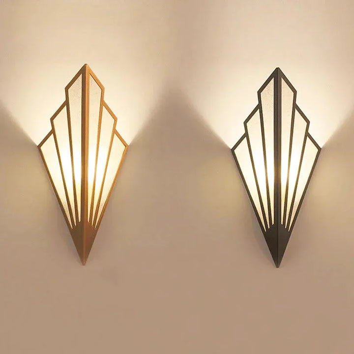 Applique murale Luminaire Essenza au design épuré, finition or blanc chaud, éclairage élégant pour intérieur contemporain.