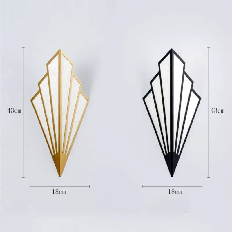 Applique murale Luminaire Essenza avec design épuré, finition blanche or et lumière chaude, pour décoration intérieure moderne