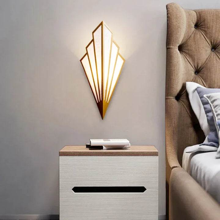 Applique murale Luminaire Essenza au design épuré avec finition or et blanc chaud, éclairage moderne pour intérieur.