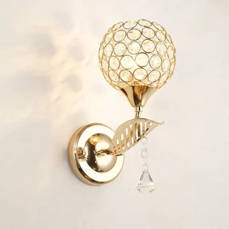 Applique murale décorative européenne Luminaire Essenza avec interrupteur, design élégant et ampoule visible.