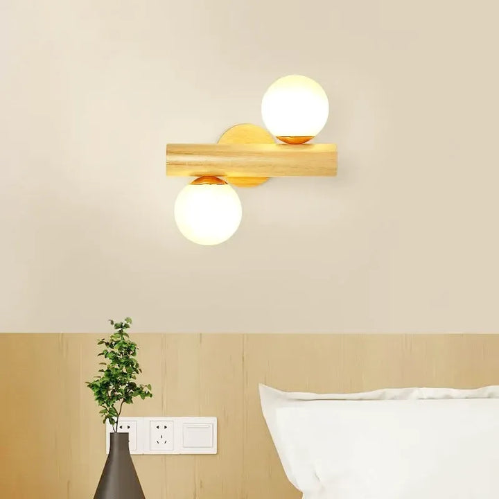 Applique murale en bois massif avec interrupteur et boule de verre, éclairage élégant pour intérieur moderne, Luminaire Essenza