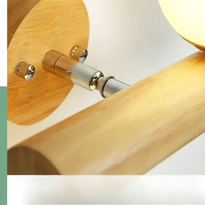 Applique murale en bois massif avec interrupteur et boule de verre, design élégant et moderne pour éclairage intérieur.