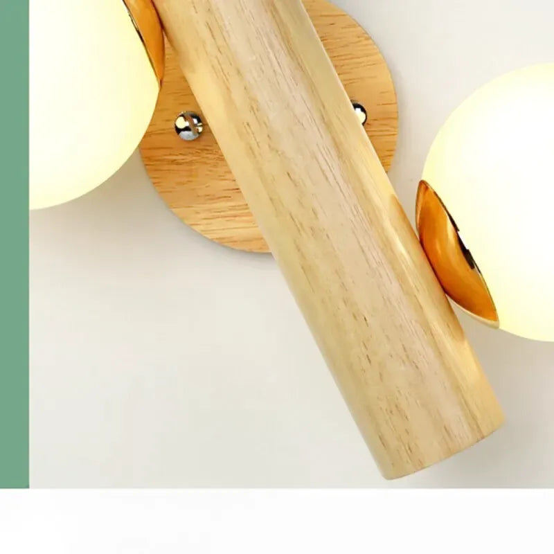 Applique murale en bois massif avec interrupteur et boule de verre, design élégant et moderne, éclairage d'intérieur par Luminaire Essenza.