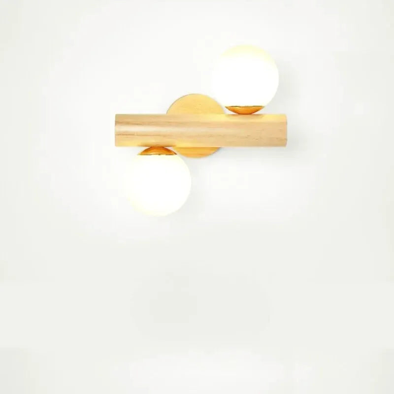 Applique murale Luminaire Essenza avec interrupteur, en bois massif et boule de verre blanche pour une ambiance chaleureuse.