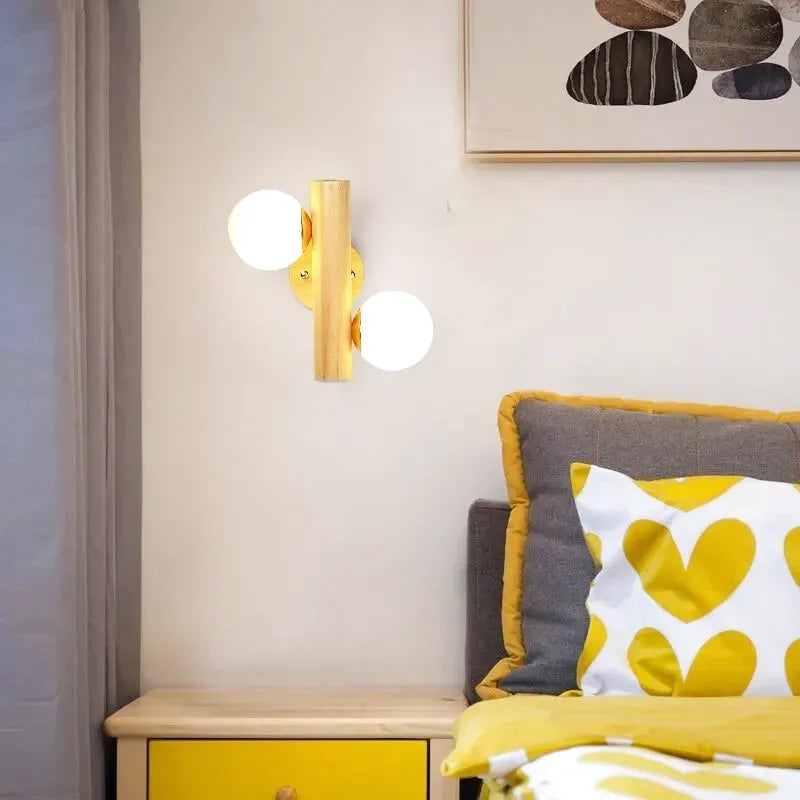 Applique murale en bois massif avec interrupteur et boule de verre, éclairage élégant et moderne pour intérieur.