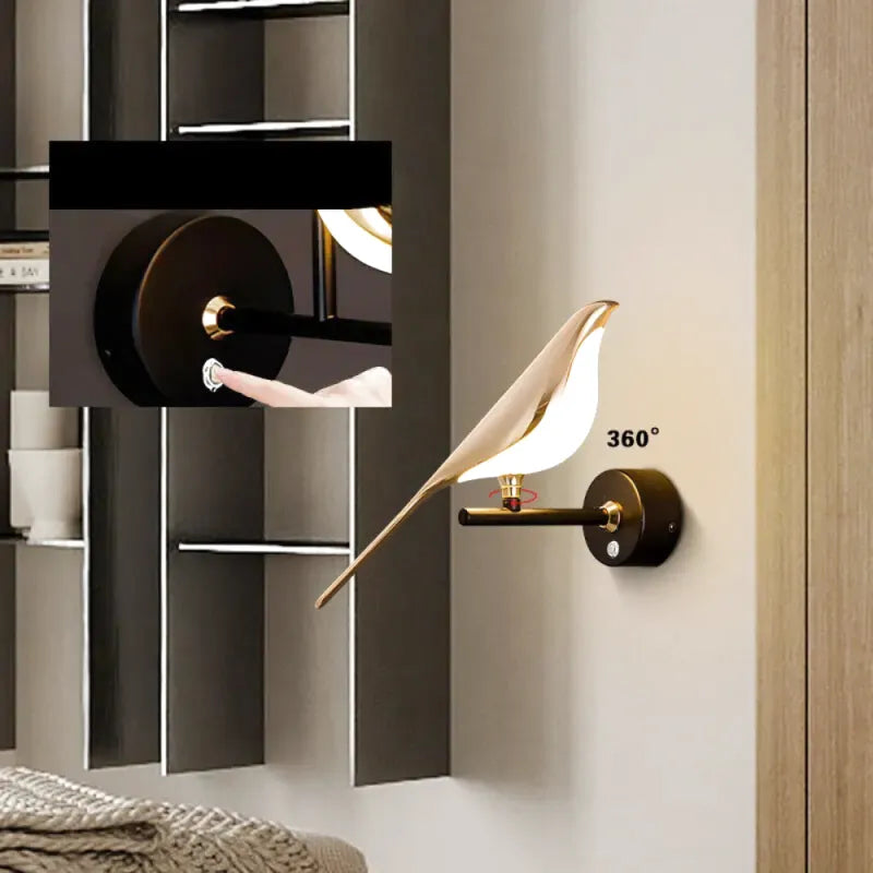 Applique murale Luminaire Essenza avec interrupteur LED rotatif 360°, design oiseau double en or blanc naturel.
