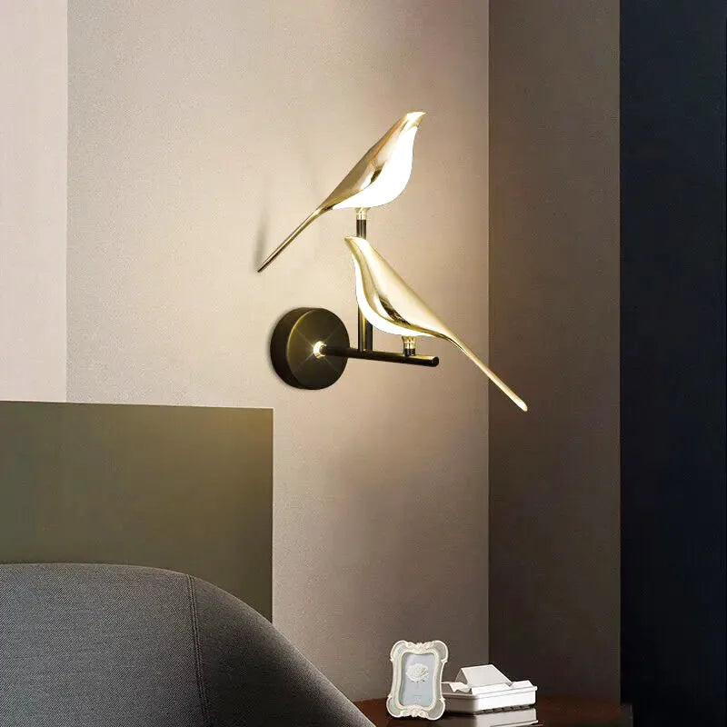 Applique murale LED avec interrupteur rotatif 360°, design oiseau en double or et blanc naturel, par Luminaire Essenza.