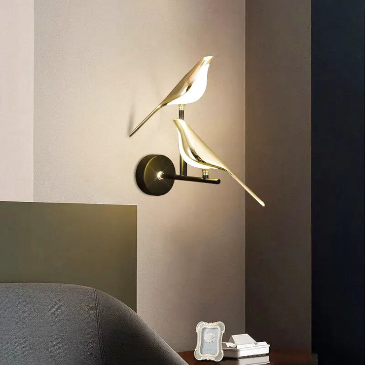 Applique murale LED avec interrupteur rotatif 360°, design oiseau en double or et blanc naturel, par Luminaire Essenza.