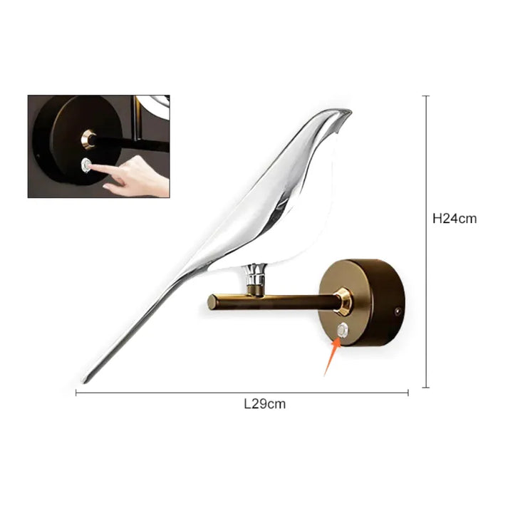 Applique murale Luminaire Essenza avec interrupteur LED rotatif 360° et motif oiseau, finition argent et bouton intelligent blanc naturel.