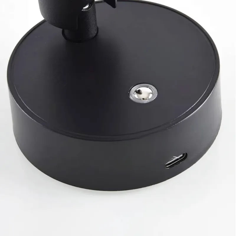 Applique murale LED sans fil Luminaire Essenza avec interrupteur, intensité variable et base magnétique sur un mur blanc.
