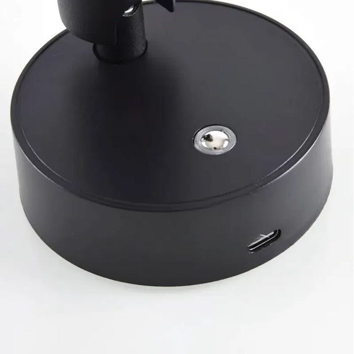Applique murale LED sans fil Luminaire Essenza avec interrupteur, intensité variable et base magnétique sur un mur blanc.