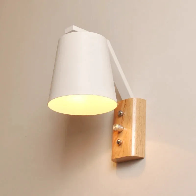 Applique murale blanche moderne avec interrupteur, design nordique et décoratif, par Luminaire Essenza.