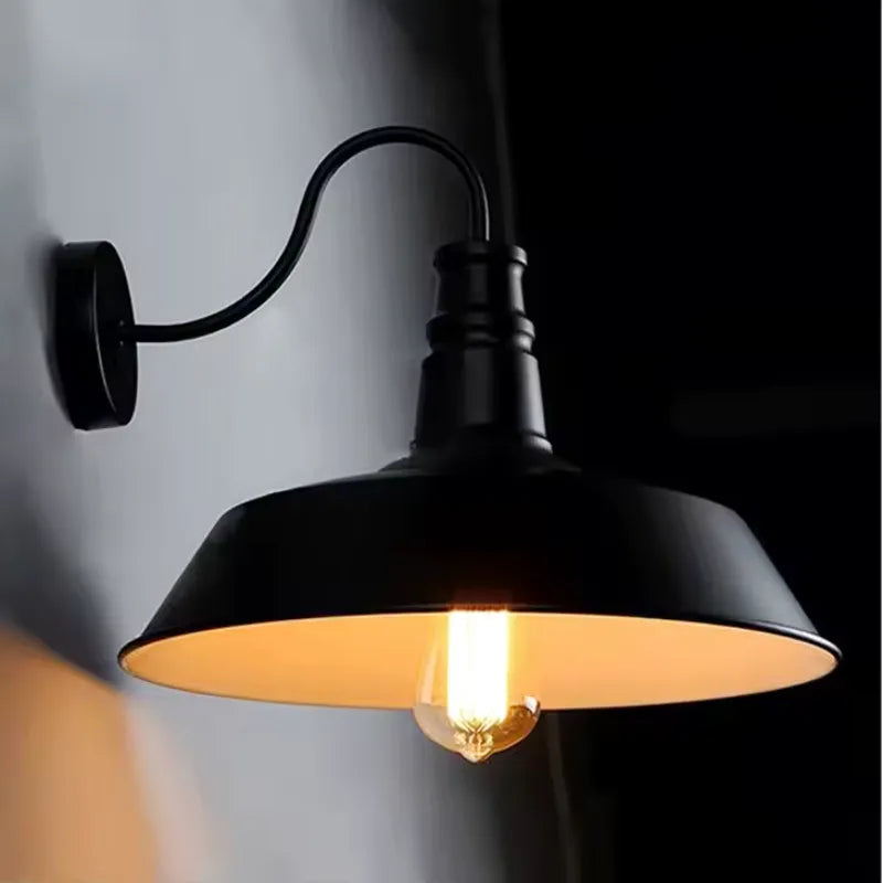 Applique murale rétro industrielle Luminaire Essenza en fer noir et blanc avec interrupteur, style vintage pour décoration intérieure.