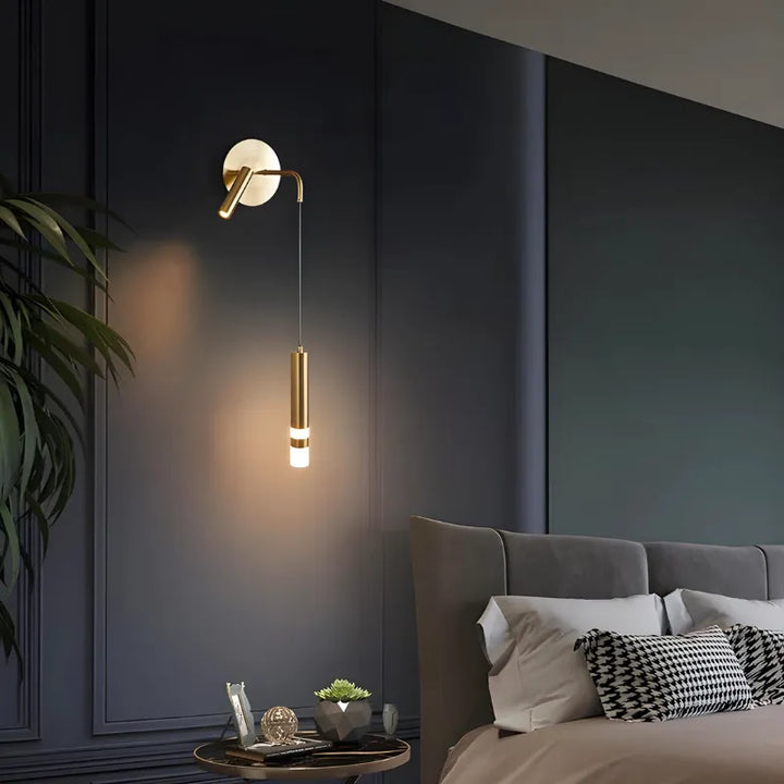Applique murale chambre à coucher nordique à double tête Luminaire Essenza, finition or blanc chaud, éclairage chaleureux.