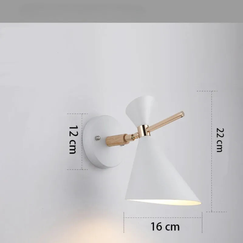 Applique murale chambre adulte Luminaire Essenza au design nordique blanc, éclairage moderne et élégant pour la chambre.