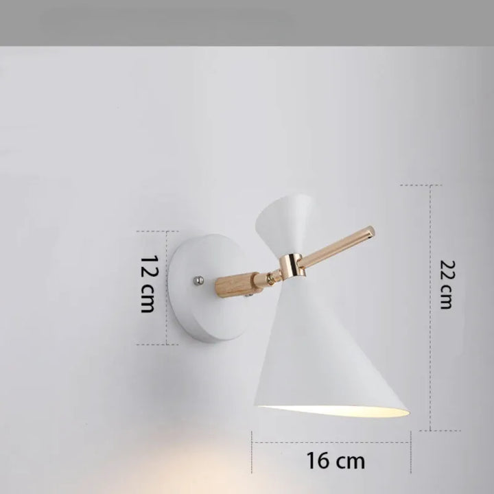 Applique murale chambre adulte Luminaire Essenza au design nordique blanc, éclairage moderne et élégant pour la chambre.