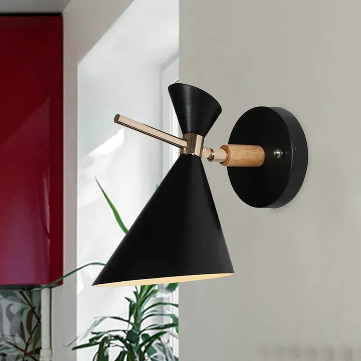 Applique murale chambre adulte noire de style nordique, luminaire moderne avec abat-jour élégant, pour décoration intérieure.