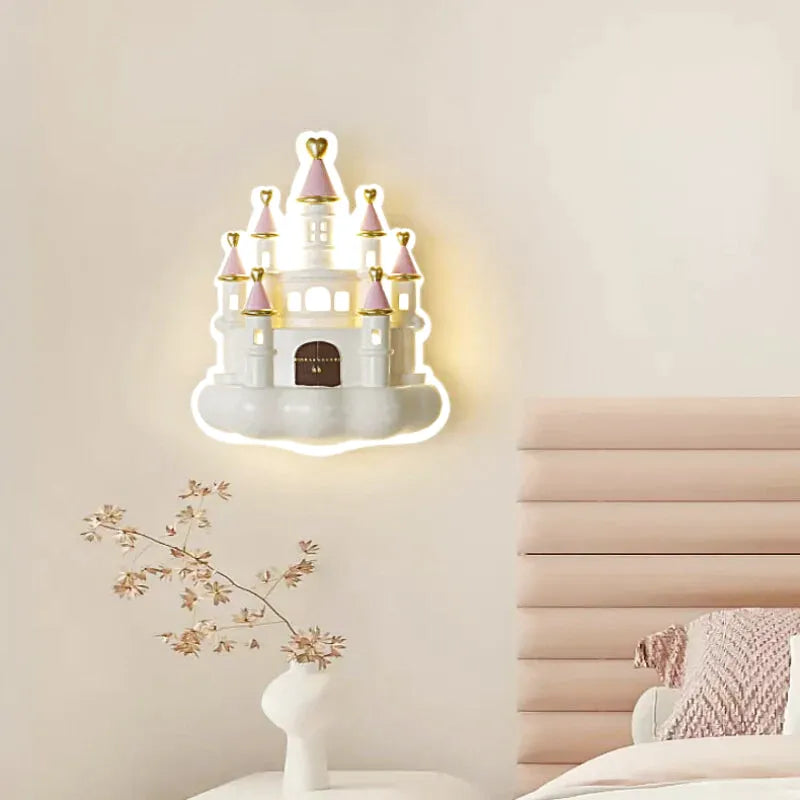 Applique murale pour chambre d'enfant Luminaire Essenza Château, design ludique avec motif château en blanc et bleu.