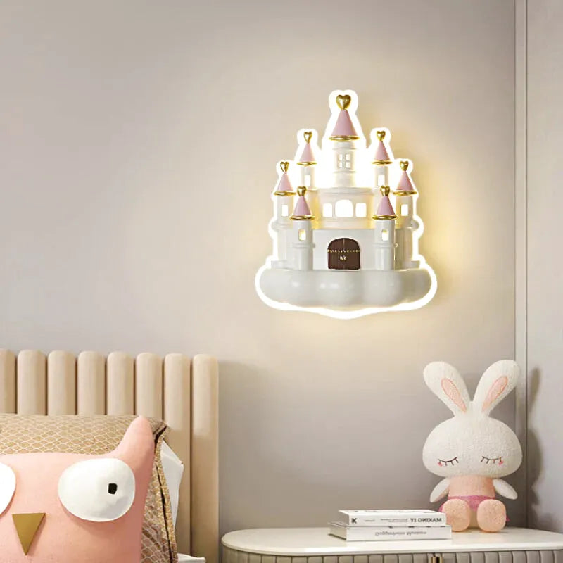 Applique murale pour chambre d'enfant Luminaire Essenza, design château avec éclairage doux et décor enfantin.