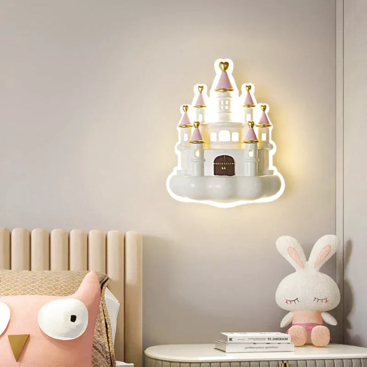 Applique murale pour chambre d'enfant Luminaire Essenza, design château avec éclairage doux et décor enfantin.