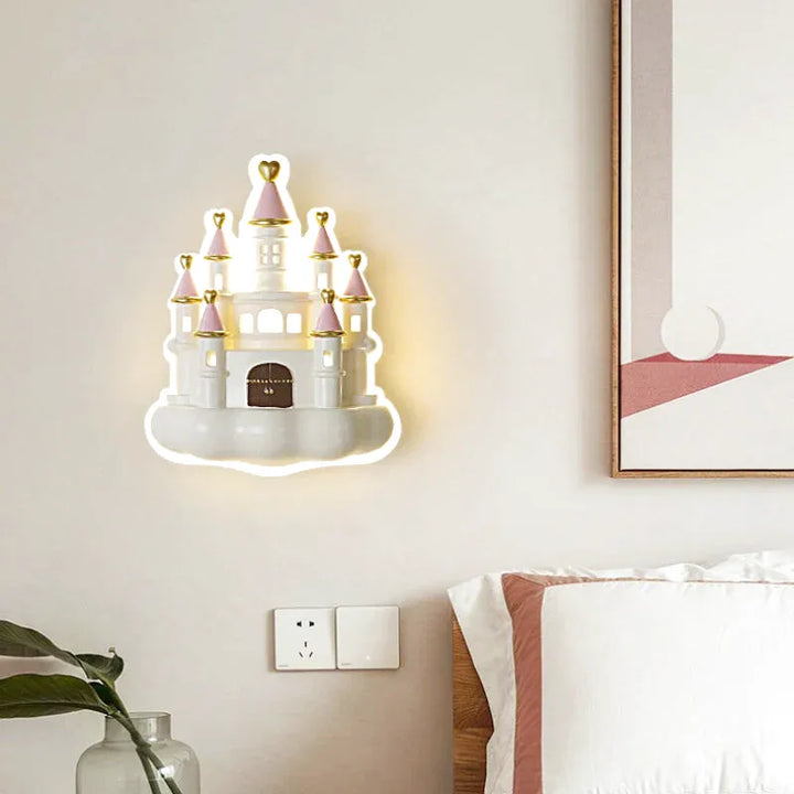 Applique murale pour chambre d'enfant Luminaire Essenza avec motif château, éclairage doux et design ludique.