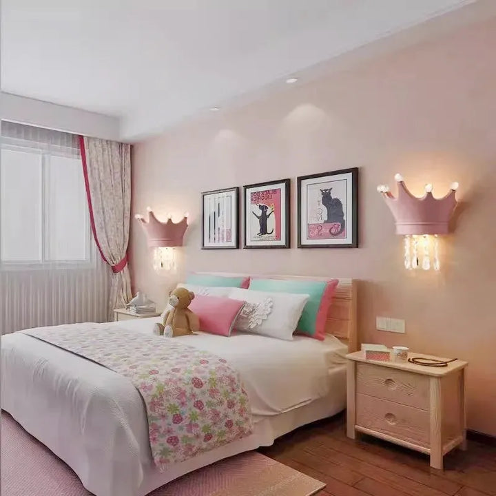 Applique murale pour chambre d'enfant avec décoration couronne en gris, trois couleurs, de la marque Luminaire Essenza.