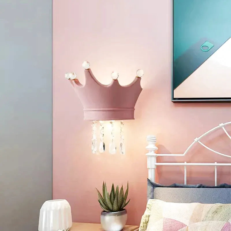 Applique murale chambre enfant Couronne Luminaire Essenza, gris avec trois couleurs, décoration lumineuse douce et élégante.