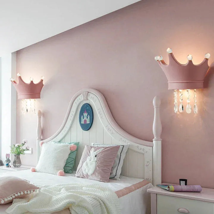 Applique murale pour chambre d'enfant Luminaire Essenza avec motif couronne gris, disponible en trois couleurs, éclairage doux.