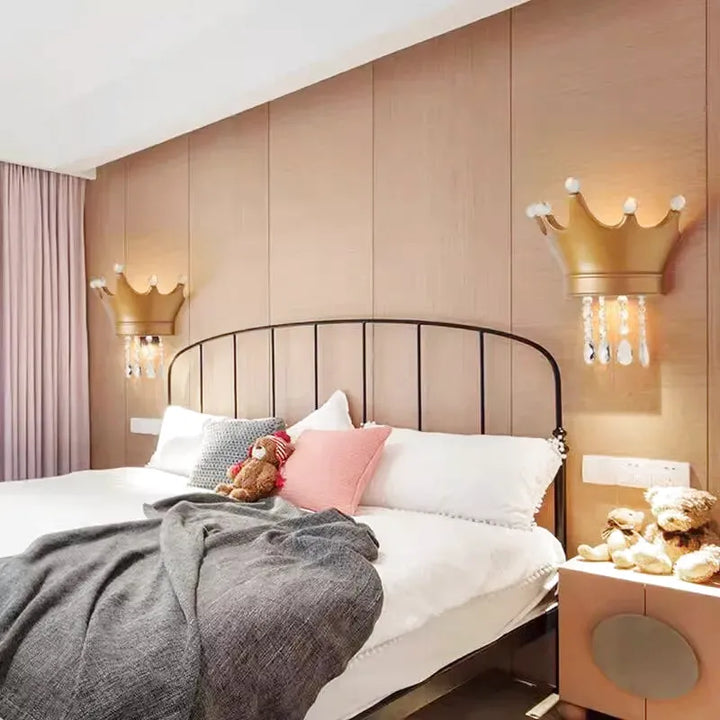 Applique murale pour chambre d'enfant Luminaire Essenza avec motif couronne gris en trois couleurs, éclairage doux et décoratif
