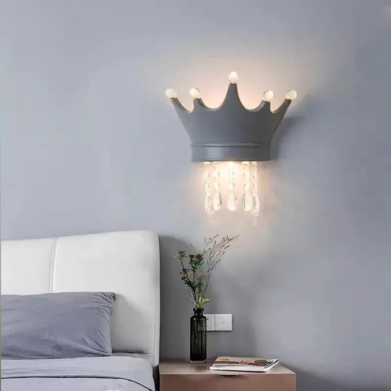 Applique murale pour chambre d'enfant Luminaire Essenza avec motif couronne en gris, éclairage doux et moderne
