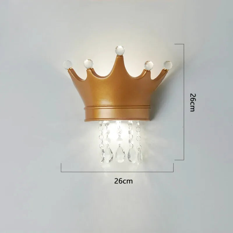 Applique murale pour chambre d'enfant Luminaire Essenza avec motif de couronne en or, disponible en trois couleurs.