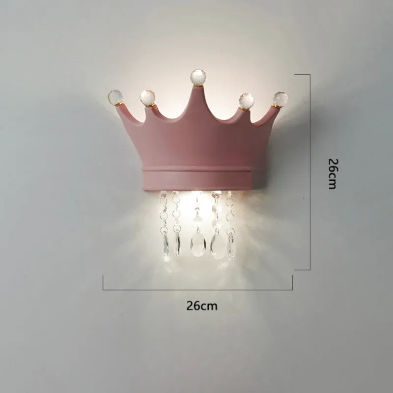 Applique murale pour chambre d'enfant Luminaire Essenza avec motif de couronne rose et trois couleurs.
