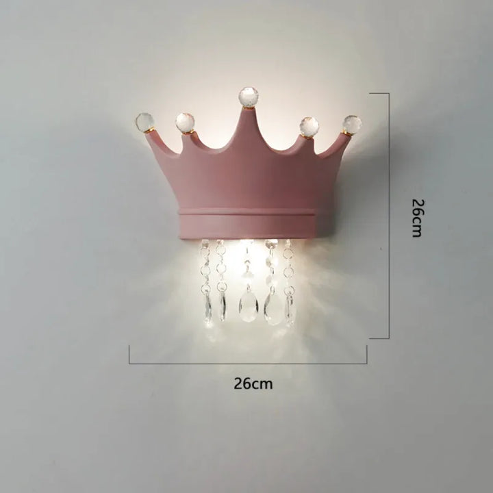 Applique murale pour chambre d'enfant Luminaire Essenza avec motif de couronne rose et trois couleurs.