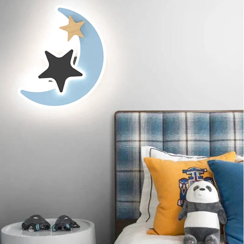 Applique murale pour chambre d'enfant Luminaire Essenza, design lune bleue avec lumière blanc chaud, éclairage décoratif.