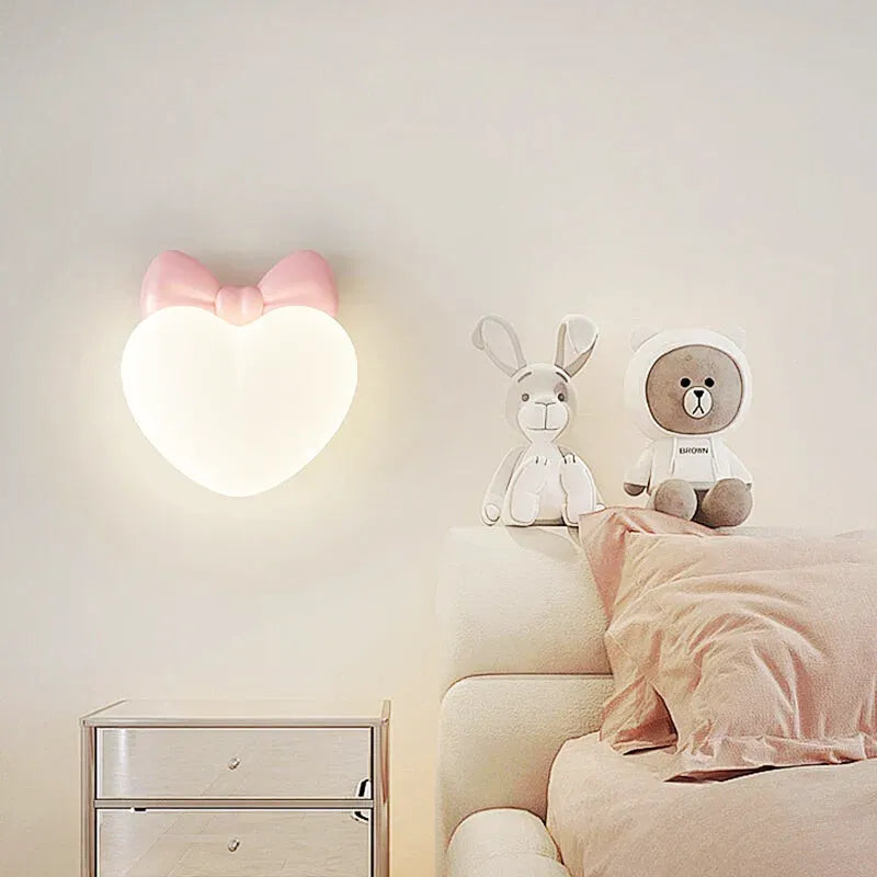 Applique murale en forme de cœur pour chambre d'enfant fille, luminaire lumineux de la marque Luminaire Essenza.
