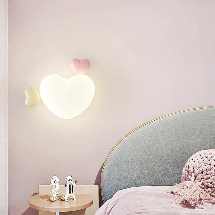 Applique murale pour chambre d'enfant fille Luminaire Essenza avec motif cœur rose, éclairage doux et design adorable.